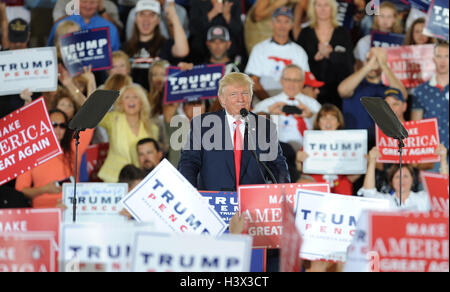 Ocala, Vereinigte Staaten von Amerika. 12. Oktober 2016. 12. Oktober 2016 - Ocala, Florida, Vereinigte Staaten von Amerika - Präsidentschaftskandidat Donald Trump spricht auf einer Kundgebung der Kampagne im südöstlichen Vieh-Pavillon in Ocala, Florida am 12. Oktober 2016. Bildnachweis: Paul Hennessy/Alamy Live-Nachrichten Stockfoto