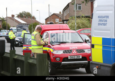 Oxford, UK. 12. Oktober 2016. Oxford-Mann nach Brandstiftung in einer Frau in Oxford wegen versuchten Mordes verhaftet.  Polizei und Feuerwehr sind in Balfour Straße in Blackbird Leys, nachdem Nachbarn sagen eine Frau in Brand gesteckt wurde. Ein Bewohner auf der Straße, die derzeit von der Polizei abgesperrt, sagte, dass die Frau verbrannt hatte, aber wusste nicht, ob es ein Unfall war.  Der Nachbar, der nicht genannt werden wollte, fügte hinzu, dass die Frau auf der Straße gelebt und war in einem Krankenwagen weggenommen. Bildnachweis: Uknip/Alamy Live-Nachrichten Stockfoto