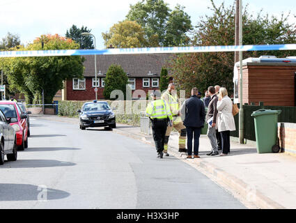 Oxford, UK. 12. Oktober 2016. Oxford-Mann nach Brandstiftung in einer Frau in Oxford wegen versuchten Mordes verhaftet.  Polizei und Feuerwehr sind in Balfour Straße in Blackbird Leys, nachdem Nachbarn sagen eine Frau in Brand gesteckt wurde. Ein Bewohner auf der Straße, die derzeit von der Polizei abgesperrt, sagte, dass die Frau verbrannt hatte, aber wusste nicht, ob es ein Unfall war.  Der Nachbar, der nicht genannt werden wollte, fügte hinzu, dass die Frau auf der Straße gelebt und war in einem Krankenwagen weggenommen. Bildnachweis: Uknip/Alamy Live-Nachrichten Stockfoto