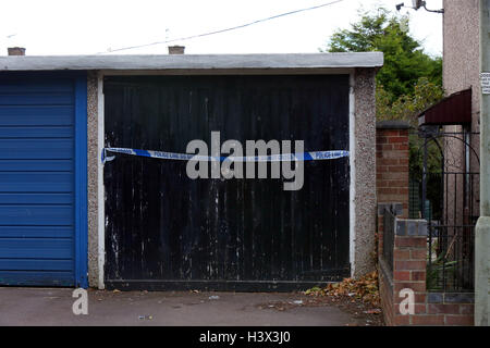 Oxford, UK. 12. Oktober 2016. Oxford-Mann nach Brandstiftung in einer Frau in Oxford wegen versuchten Mordes verhaftet.  Polizei und Feuerwehr sind in Balfour Straße in Blackbird Leys, nachdem Nachbarn sagen eine Frau in Brand gesteckt wurde. Ein Bewohner auf der Straße, die derzeit von der Polizei abgesperrt, sagte, dass die Frau verbrannt hatte, aber wusste nicht, ob es ein Unfall war.  Der Nachbar, der nicht genannt werden wollte, fügte hinzu, dass die Frau auf der Straße gelebt und war in einem Krankenwagen weggenommen. Bildnachweis: Uknip/Alamy Live-Nachrichten Stockfoto