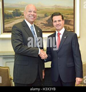 Mexico City, Mexiko. 12. Oktober 2016. Mexikanische Präsident Enrique Pena Nieto grüßt US Secretary of Homeland Security Jeh Johnson am Präsidentenpalast Los Pinos 11. Oktober 2016 in Mexico City, Mexiko. Bildnachweis: Planetpix/Alamy Live-Nachrichten Stockfoto