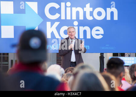 Davidson, North Carolina, USA. 12. Oktober 2016. Der Vereinigten Staaten demokratischen Vize-Präsidentschaftskandidat Tim Kaine Rede am Davidson College, Davidson, Nord-Carolina am 12. Oktober 2016. Bildnachweis: Jonathan Welch/Alamy Live-Nachrichten Stockfoto