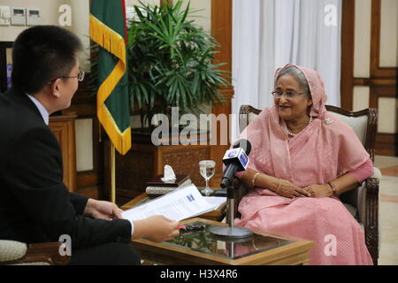 Dhaka, Bangladesch. 11. Oktober 2016. Bangladeshi Prime Minister Sheikh Hasina (R) erhält ein Interview mit Xinhua in Dhaka, Bangladesh, 11. Oktober 2016. Sheikh Hasina hat zeigte sich zuversichtlich, dass der bevorstehende Besuch des chinesischen Staatspräsidenten Xi Jinping "eine neue Ära der intensiven Zusammenarbeit" einläuten würde im Handel, Investitionen und andere Sektoren zwischen den zwei Nationen. Präsident Xi ist wegen Besuch Bangladesch am 14.-15. Oktober. © Lin Hao/Xinhua/Alamy Live-Nachrichten Stockfoto