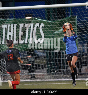 Albuquerque, NM, USA. 12. Oktober 2016. Eldorado Keeper Salbei Galloway zieht den Ball nach dem Schuss von Sandia #12, die Alex Clark der oberen Leiste auf ihr Schuss aufs Tor in ihrem Spiel Mittwochabend bei der APS Soccer Complex abprallte. Mittwoch, 12. Oktober 2016. © Jim Thompson/Albuquerque Journal/ZUMA Draht/Alamy Live-Nachrichten Stockfoto