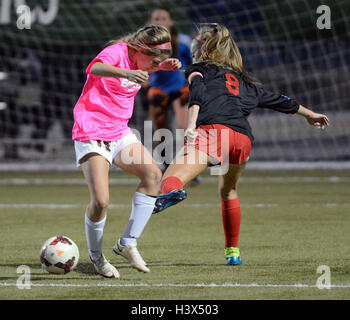 Albuquerque, NM, USA. 12. Oktober 2016. Sandia #8, die Tara Giesen den Ball um Eldorados #16 Ariana Armijo als She-Kopf in Richtung des Ziels in ihrem Spiel Mittwochabend bei der APS-Fußball-Komplex bekommt. Mittwoch, 12. Oktober 2016. © Jim Thompson/Albuquerque Journal/ZUMA Draht/Alamy Live-Nachrichten Stockfoto