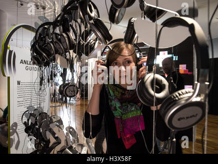 Bremen, Deutschland. 7. Oktober 2016. Ein Besucher des Focke-Museums stellt auf einer der zahlreichen Kopfhörer in der Sonderausstellung "Oh ja!" in Bremen, Deutschland, 7. Oktober 2016. Die multimediale Ausstellung widmet sich der Geschichte der Popmusik. Foto: INGO WAGNER/Dpa/Alamy Live News Stockfoto