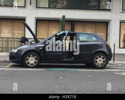 Paris, Frankreich. 13. Oktober 2016. Verdächtigen schwarzen Fiat Autobombe geparkt, Boulevard De La Madeleine in Paris Frankreich, mit zerbrochenen Fenster nach Polizei es blies um Hinweise zu sammeln. Bildnachweis: Guillaume Louyot/Alamy Live-Nachrichten Stockfoto