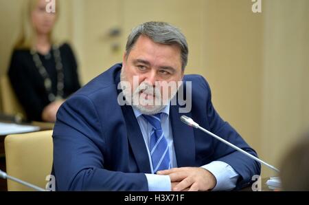 Moskau, Russland. 13. Oktober 2016. Russische Staatsoberhaupt der Bundesrepublik antimonopolistischen Service Igor Artemyev bei einem Regierungstreffen auf den Entwurf Bundeshaushalt auf der Präsidenten-Landsitz des Präsidenten Vladimir Putin in Nowo-Ogarjowo 12. Oktober 2016 in Moskau, Russland. Bildnachweis: Planetpix/Alamy Live-Nachrichten Stockfoto