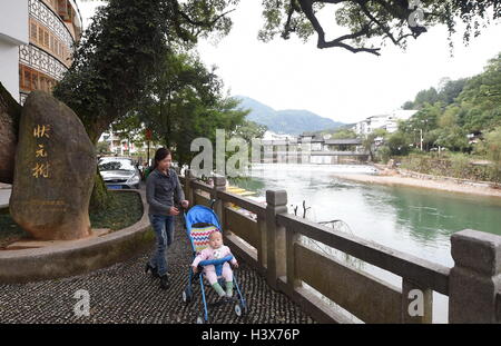 Fuzhou, Fujian Provinz. 12. Oktober 2016. Dorfbewohner ruhen unter einem Baum im Xipu Dorf Shouning County, Südosten Chinas Provinz Fujian, 12. Oktober 2016. Xipu Dorf, bewahrt mit einer Geschichte von mehr als 1.100 Jahre auch viele historische Gebäude. © Lin Shanchuan/Xinhua/Alamy Live-Nachrichten Stockfoto