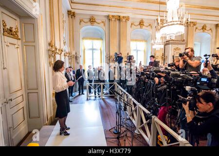 Stockholm, Schweden. 13. Oktober 2016. Ständige Sekretär der schwedischen Akademie Sara Danius kündigt die Preisträger des 2016 den Nobelpreis für Literatur in Stockholm, Schweden, am 13. Oktober 2016. Bob Dylan 2016 den Nobelpreis für Literatur "für neue poetische Ausdrücke innerhalb der great American Song Tradition geschaffen zu haben" gewonnen hat, hat die schwedische Akademie in Stockholm am Donnerstag angekündigt. Bildnachweis: Shi Tiansheng/Xinhua/Alamy Live-Nachrichten Stockfoto