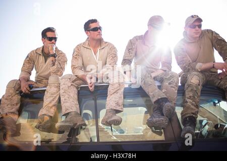 Amman, Amman, Jordanien. 19. April 2015. Mitglieder der amerikanischen und kanadischen Teams sehen die restlichen Teams in die "Top Gun" Veranstaltung in der siebten jährlichen Krieger-Rangliste im König Abdullah II Special Operations Training Center in der Nähe von Amman, Jordanien am 19. April 2015 zu konkurrieren. Jordanien und den Vereinigten Staaten waren Finalisten an der Veranstaltung mit Jordanien letztlich an erster Stelle kommen. © Lindsey Leger/ZUMA Draht/Alamy Live-Nachrichten Stockfoto