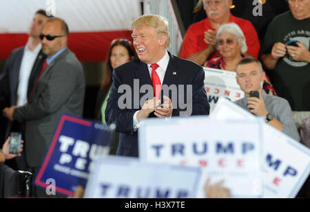 Ocala, Vereinigte Staaten von Amerika. 12. Oktober 2016. 12. Oktober 2016 - Ocala, Florida, Vereinigte Staaten von Amerika - Präsidentschaftskandidat Donald Trump liefert Hinweise auf einer Kundgebung der Kampagne im südöstlichen Vieh-Pavillon in Ocala, Florida am 12. Oktober 2016. Bildnachweis: Paul Hennessy/Alamy Live-Nachrichten Stockfoto