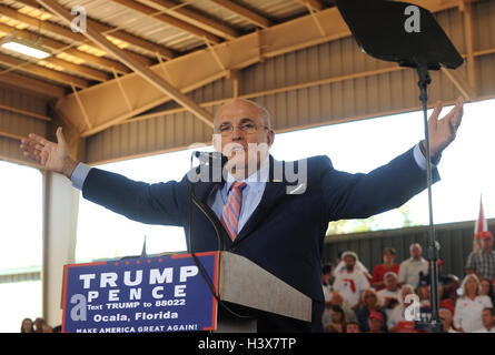 Ocala, Vereinigte Staaten von Amerika. 12. Oktober 2016. 12. Oktober 2016 führt - Ocala, Florida, Vereinigte Staaten von Amerika - ehemalige New Yorker Bürgermeister Rudy Giuliani Präsidentschaftskandidat Donald Trump auf einer Kundgebung der Kampagne im südöstlichen Vieh-Pavillon in Ocala, Florida am 12. Oktober 2016. Bildnachweis: Paul Hennessy/Alamy Live-Nachrichten Stockfoto