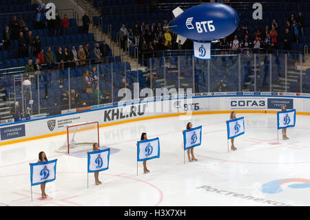 Moskau, Russland. 12. Oktober 2016. Eishockey Spiel Dynamo Moskau Vs Slovan Bratislava auf Russland KHL-Meisterschaft am 12. Oktober 2016, in Moskau, Russland. Slovan gewann 5:3 Credit: Alexander Mitrofanov/Alamy Live News Stockfoto