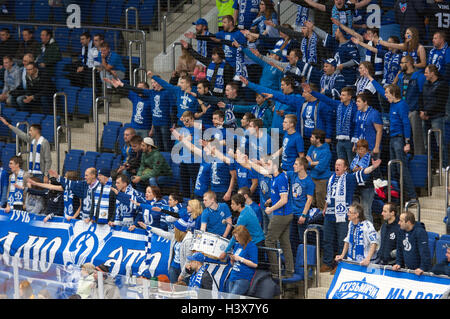 Moskau, Russland. 12. Oktober 2016. Eishockey Spiel Dynamo Moskau Vs Slovan Bratislava auf Russland KHL-Meisterschaft am 12. Oktober 2016, in Moskau, Russland. Slovan gewann 5:3 Credit: Alexander Mitrofanov/Alamy Live News Stockfoto
