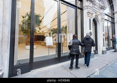 London, UK. 13. Oktober 2016. Im Apple Store in der Regent Street, geschlossen seit Juni dieses Jahres hat eine Verjüngungskur Foster Partners hatte. Vorgestellt, heute unter den vielen Veränderungen, die neue speichern Funktionen Bäume in der großen Halle ein doppelter Höhe, sieben Meter hoch und wird am 15. Oktober öffentlich zugänglich sein. Bildnachweis: Stephen Chung/Alamy Live-Nachrichten Stockfoto