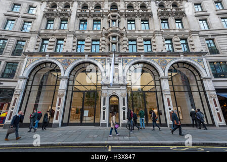 London, UK. 13. Oktober 2016. Im Apple Store in der Regent Street, geschlossen seit Juni dieses Jahres hat eine Verjüngungskur Foster Partners hatte. Vorgestellt, heute unter den vielen Veränderungen, die neue speichern Funktionen Bäume in der großen Halle ein doppelter Höhe, sieben Meter hoch und wird am 15. Oktober öffentlich zugänglich sein. Bildnachweis: Stephen Chung/Alamy Live-Nachrichten Stockfoto