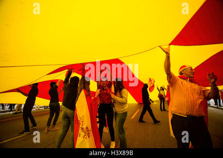 Barcelona, Spanien. 12. Oktober 2016. Union Demonstration zwischen Spanien und Katalonien, wegen dem 12.Oktober nationaler Tag von Spanien (Tag des la Hispanidad) an der Plaza Catalunya in Barcelona. Bildnachweis: Xavi Bonilla/FotoArena/Alamy Live-Nachrichten Stockfoto