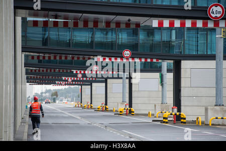 Schönefeld, Deutschland. 12. Oktober 2016. Die Fluggastbrücken Pier Süd am Hauptstadt Flughafen Berlin Brandenburg Willy Brandt (BER) in Schönefeld, Deutschland, 12. Oktober 2016. Foto: PATRICK PLEUL/Dpa/Alamy Live News Stockfoto