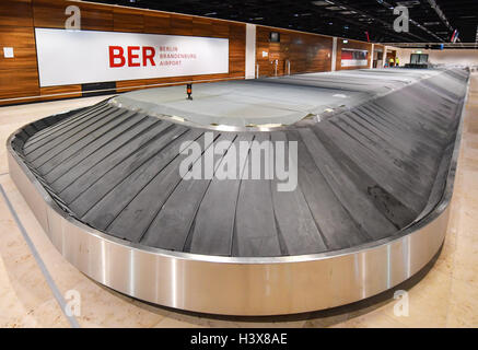 Schönefeld, Deutschland. 12. Oktober 2016. Der Gepäckausgabe des Hauptstadt-Flughafens Berlin Brandenburg Willy Brandt (BER) in Schönefeld, Deutschland, 12. Oktober 2016. Foto: PATRICK PLEUL/Dpa/Alamy Live News Stockfoto