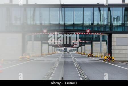 Schönefeld, Deutschland. 12. Oktober 2016. Die Fluggastbrücken Pier Süd am Hauptstadt Flughafen Berlin Brandenburg Willy Brandt (BER) in Schönefeld, Deutschland, 12. Oktober 2016. Foto: PATRICK PLEUL/Dpa/Alamy Live News Stockfoto