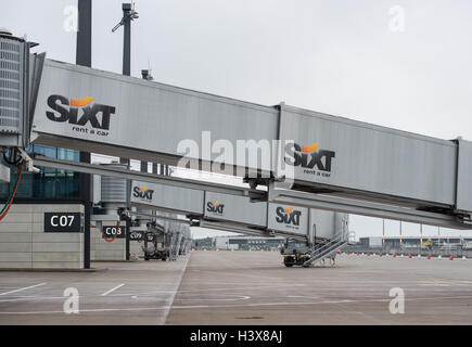 Schönefeld, Deutschland. 12. Oktober 2016. Die Fluggastbrücken Pier Süd am Hauptstadt Flughafen Berlin Brandenburg Willy Brandt (BER) in Schönefeld, Deutschland, 12. Oktober 2016. Foto: PATRICK PLEUL/Dpa/Alamy Live News Stockfoto