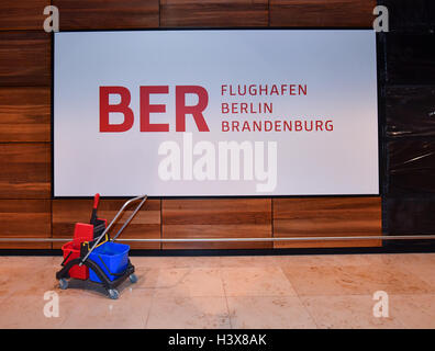 Schönefeld, Deutschland. 12. Oktober 2016. Die Baustelle des Hauptstadt-Flughafens Berlin Brandenburg Willy Brandt (BER) in Schönefeld, Deutschland, 12. Oktober 2016. Foto: PATRICK PLEUL/Dpa/Alamy Live News Stockfoto