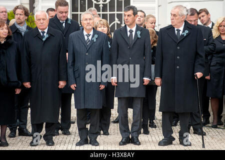 Bratislava, Slowakei. 13. Oktober 2016. Tschechischer Präsident Milos Zeman (rechts) und Vaclav Klaus, ehemaligen tschechischen Präsidenten (links) besucht Staatsbegräbnis des ehemaligen slowakischen Präsidenten Michal Kovac in Bratislava, Slowakei, 13. Oktober 2016. Bildnachweis: Martin Mikula/CTK Foto/Alamy Live-Nachrichten Stockfoto