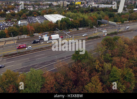 Leverkusen, Deutschland. 12. Oktober 2016. Ein Bild von der Verwendung einer Drohne zeigt die Schrankenanlage auf Autobahn A1 für die Leverkusen-Brücke, die LKW fahren über die Brücke in Leverkusen, Deutschland, 12. Oktober 2016 behindern soll. Foto: HENNING KAISER/Dpa/Alamy Live News Stockfoto