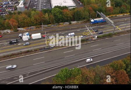 Leverkusen, Deutschland. 12. Oktober 2016. Ein Bild von der Verwendung einer Drohne zeigt die Schrankenanlage auf Autobahn A1 für die Leverkusen-Brücke, die LKW fahren über die Brücke in Leverkusen, Deutschland, 12. Oktober 2016 behindern soll. Foto: HENNING KAISER/Dpa/Alamy Live News Stockfoto