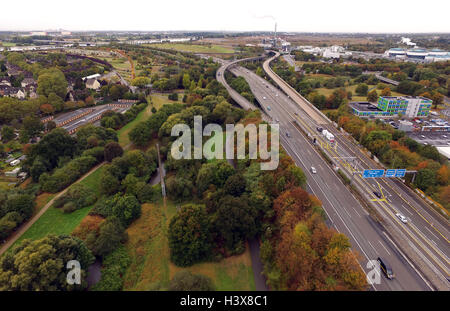 Leverkusen, Deutschland. 12. Oktober 2016. Ein Bild von der Verwendung einer Drohne zeigt die Schrankenanlage auf Autobahn A1 für die Leverkusen-Brücke, die LKW fahren über die Brücke in Leverkusen, Deutschland, 12. Oktober 2016 behindern soll. Foto: HENNING KAISER/Dpa/Alamy Live News Stockfoto