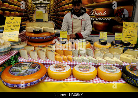 Kopenhagen, Dänemark. 13. Oktober 2016. 13 Oktober 2016-niederländische Cheeseman Holland oder Nederlands ein Lebensmittel-Marktplatz in Kopenhagen © Francis Joseph Dean/Deanpictures/Alamy Live News Stockfoto