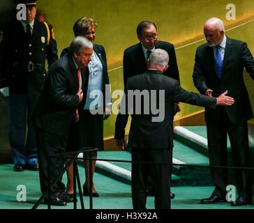 New York, USA. 13. Oktober 2016. António Guterres (1. L, vorn) wird begrüßt, nach der Generalversammlung der Vereinten Nationen ihn als neue UN Generalsekretär im UN-Hauptquartier in New York, 13. Oktober 2016 ernannt. Die Generalversammlung der Vereinten Nationen am Donnerstag ernannt durch Zuruf portugiesische Ministerpräsident António Guterres als nächsten UN Generalsekretär Ban Ki-Moon in den Ruhestand erfolgreich. Bildnachweis: Li Muzi/Xinhua/Alamy Live-Nachrichten Stockfoto