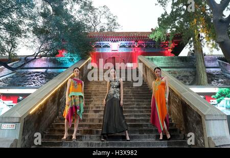 Peking, China. 13. Oktober 2016. Modelle zeigen Kreationen des Designers Wu Haiyan am alten Fahai-Tempel auf den westlichen Vororten von Peking, die Hauptstadt von China, 13. Oktober 2016. Bildnachweis: Chen Jianli/Xinhua/Alamy Live-Nachrichten Stockfoto