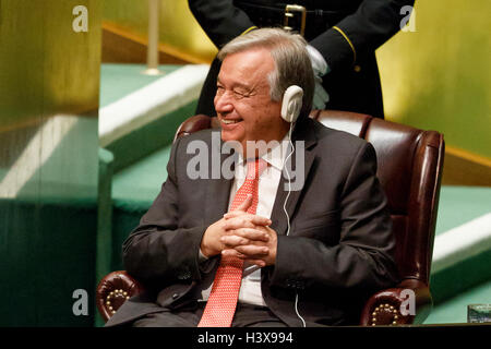 New York, USA. 13. Oktober 2016. Generalversammlung der Vereinten Nationen ernennt Portugals ehemaliger Ministerpräsident António Guterres als neuer UN-Generalsekretär, im UN-Hauptquartier in New York, 13. Oktober 2016. Die Generalversammlung der Vereinten Nationen am Donnerstag ernannt durch Akklamation Portugals ehemaliger Ministerpräsident António Guterres als nächsten UN-Generalsekretär Ban Ki-Moon in den Ruhestand erfolgreich. Bildnachweis: Li Muzi/Xinhua/Alamy Live-Nachrichten Stockfoto