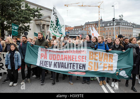 Kopenhagen, Dänemark. 13. Oktober 2016. Dänemark, Kopenhagen, 13. Oktober. Mehrere Tausend Studenten demonstrieren gegen die dänische Regierung will das Stipendium, das so genannte SU geschnitten. Mehr als 25.000 Leute haben unterschrieben, die Demonstration vor dem dänischen Parlament, Christiansborg und 43.000 landesweit Kredit zu besuchen: Alberto Grasso/Alamy Live News Stockfoto