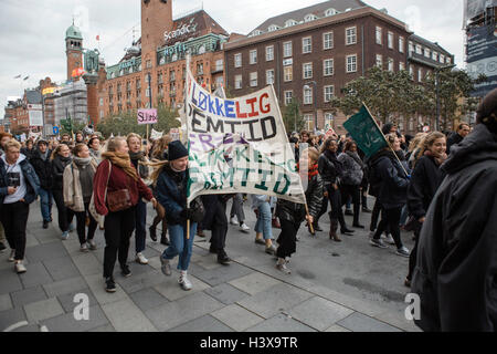 Kopenhagen, Dänemark. 13. Oktober 2016. Dänemark, Kopenhagen, 13. Oktober. Mehrere Tausend Studenten demonstrieren gegen die dänische Regierung will das Stipendium, das so genannte SU geschnitten. Mehr als 25.000 Leute haben unterschrieben, die Demonstration vor dem dänischen Parlament, Christiansborg und 43.000 landesweit Kredit zu besuchen: Alberto Grasso/Alamy Live News Stockfoto