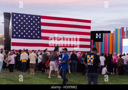 Las Vegas, Nevada, USA. 12. Oktober 2016. Die Menge versammelt sich zum einen raus aus der Abstimmung Rallye am 16. Oktober 2016 im Smith Center in Las Vegas, NV. Bildnachweis: Das Foto Zugang/Alamy Live-Nachrichten Stockfoto