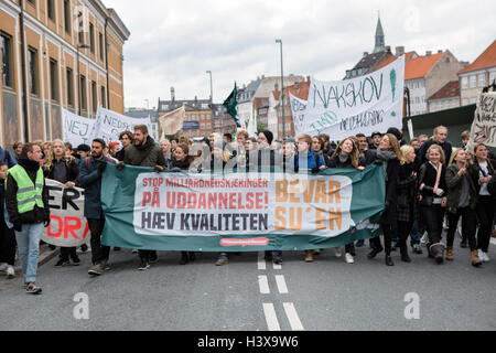 Kopenhagen, Dänemark. 13. Oktober 2016. Dänemark, Kopenhagen, 13. Oktober. Mehrere Tausend Studenten demonstrieren gegen die dänische Regierung will das Stipendium, das so genannte SU geschnitten. Mehr als 25.000 Leute haben unterschrieben, die Demonstration vor dem dänischen Parlament, Christiansborg und 43.000 landesweit Kredit zu besuchen: Alberto Grasso/Alamy Live News Stockfoto