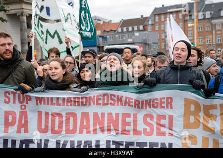 Kopenhagen, Dänemark. 13. Oktober 2016. Dänemark, Kopenhagen, 13. Oktober. Mehrere Tausend Studenten demonstrieren gegen die dänische Regierung will das Stipendium, das so genannte SU geschnitten. Mehr als 25.000 Leute haben unterschrieben, die Demonstration vor dem dänischen Parlament, Christiansborg und 43.000 landesweit Kredit zu besuchen: Alberto Grasso/Alamy Live News Stockfoto