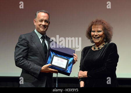 Tom Hanks und Claudia Cardinale Rom 13. Oktober 2016. Rome Film Fest XI Ausgabe. Preis für Karrieren für Tom Hanks Foto Massimiliano Rocchi/Pool/Insidefoto Credit: Insidefoto Srl/Alamy Live-Nachrichten Stockfoto