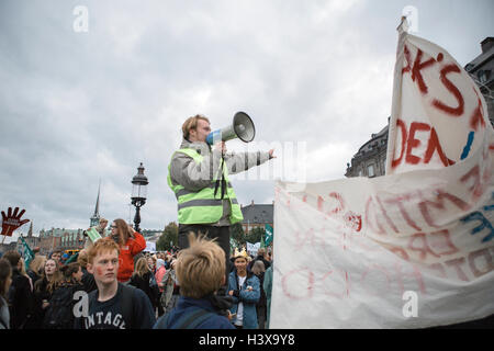 Kopenhagen, Dänemark. 13. Oktober 2016. Dänemark, Kopenhagen, 13. Oktober. Mehrere Tausend Studenten demonstrieren gegen die dänische Regierung will das Stipendium, das so genannte SU geschnitten. Mehr als 25.000 Leute haben unterschrieben, die Demonstration vor dem dänischen Parlament, Christiansborg und 43.000 landesweit Kredit zu besuchen: Alberto Grasso/Alamy Live News Stockfoto