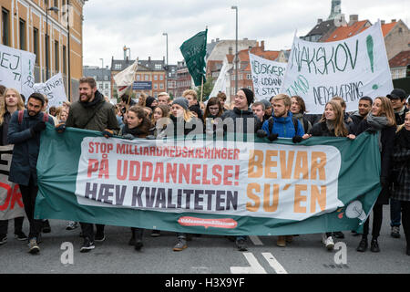 Kopenhagen, Dänemark. 13. Oktober 2016. Dänemark, Kopenhagen, 13. Oktober. Mehrere Tausend Studenten demonstrieren gegen die dänische Regierung will das Stipendium, das so genannte SU geschnitten. Mehr als 25.000 Leute haben unterschrieben, die Demonstration vor dem dänischen Parlament, Christiansborg und 43.000 landesweit Kredit zu besuchen: Alberto Grasso/Alamy Live News Stockfoto