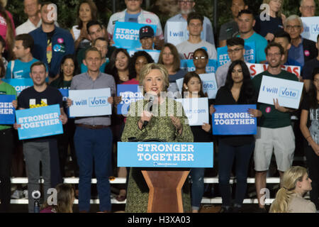 Las Vegas, Nevada, USA. 12. Oktober 2016. Hillary Clinton spricht mit dem Publikum auf eine raus Kundgebung am 12. Oktober 2016 im Smith Center in Las Vegas, NV zu stimmen. Bildnachweis: Das Foto Zugang/Alamy Live-Nachrichten Stockfoto