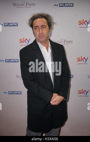 London, England, Vereinigtes Königreich. 13. Oktober 2016. Oscar-prämierten Regisseur Paolo Sorrentino bei der britischen Premiere von The Young Papst ab 27 Oktober exklusiv auf Sky Atlantic im Corinthia Hotel London, UK. Bildnachweis: Siehe Li/Alamy Live News Stockfoto