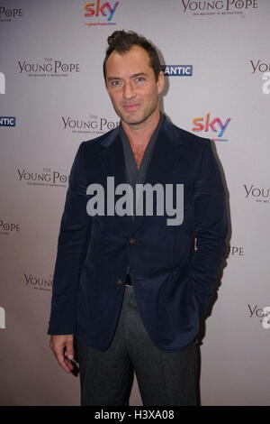 London, England, Vereinigtes Königreich. 13. Oktober 2016. Jude Law bei der britischen Premiere von Sky ursprünglichen Produktion The Young Papst, ab 27 Oktober exklusiv auf Sky Atlantic im Corinthia Hotel London, UK. Bildnachweis: Siehe Li/Alamy Live News Stockfoto