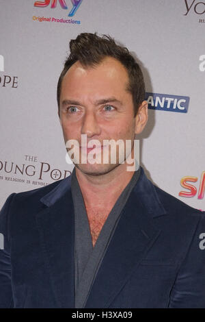 London, England, Vereinigtes Königreich. 13. Oktober 2016. Jude Law bei der britischen Premiere von Sky ursprünglichen Produktion The Young Papst, ab 27 Oktober exklusiv auf Sky Atlantic im Corinthia Hotel London, UK. Bildnachweis: Siehe Li/Alamy Live News Stockfoto