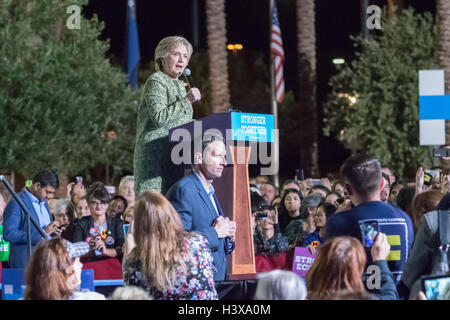 Las Vegas, Nevada, USA. 12. Oktober 2016. Hillary Clinton spricht mit dem Publikum auf eine raus Kundgebung am 12. Oktober 2016 im Smith Center in Las Vegas, NV zu stimmen. Bildnachweis: Das Foto Zugang/Alamy Live-Nachrichten Stockfoto