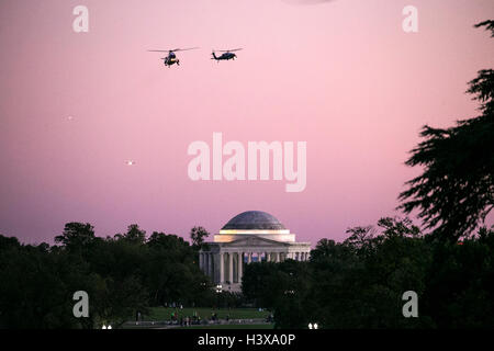 Washington, DC, USA. 9. Oktober 2016. Marine One, links, mit US-Präsident Barack Obama an Bord, fliegt in der Nähe des Washington Monument auf dem South Lawn des weißen Hauses in Washington, DC, USA, 9. Oktober 2016. Präsident Obama kehrt zurück von einem Wochenende in Chicago. Bildnachweis: Shawn Thew/Pool über CNP - NO WIRE SERVICE - © Dpa/Alamy Live-Nachrichten Stockfoto