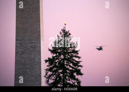 Washington, DC, USA. 9. Oktober 2016. Marine One, mit US-Präsident Barack Obama an Bord, fliegt in der Nähe von Washington Monument Ansatz auf dem South Lawn des weißen Hauses in Washington, DC, USA, 9. Oktober 2016. Präsident Obama kehrt zurück von einem Wochenende in Chicago. Bildnachweis: Shawn Thew/Pool über CNP - NO WIRE SERVICE - © Dpa/Alamy Live-Nachrichten Stockfoto